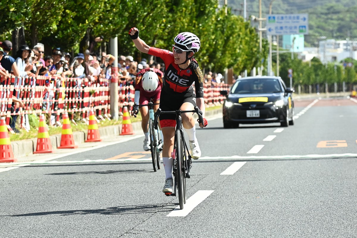 cyclowired_jp's tweet card. ツール・ド・おきなわ女子国際レースに優勝した手塚悦子（IMEレーシング）。10年前に友人と始めた自転車。自身を「趣味の自転車を楽しむアマチュアレーサー」という42歳の手塚さんが、ついに国際レースの頂点に立った。自筆レポートをお届けします。IMEの仲間たちと楽しんだ鳥取のイベント「グランフォンド倉吉」にて（中央が手塚悦子）