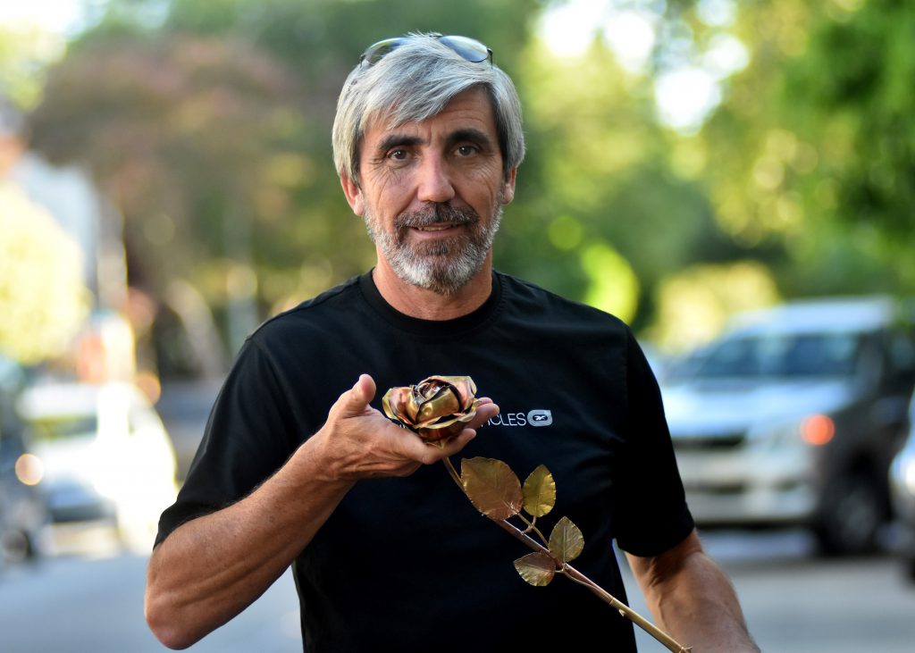 MaxiAbad's tweet card. El veterano de la Guerra de Malvinas, Julio Aro, fue confirmado como candidato a Premio Nobel de la Paz junto al excombatiente británico Geoffrey Cardozo por impulsar el proceso de identificación de...