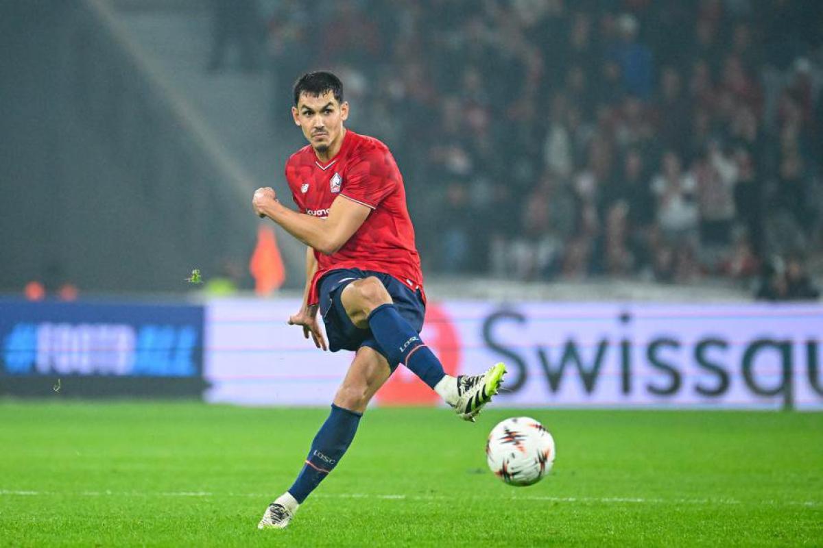 hpenot_lequipe's tweet card. En l'absence d'Alexsandro, Aïssa Mandi enchaîne les titularisations dans l'axe de la défense lilloise. Il est devenu un homme clé grâce à son leadership, qu'il pourra user jeudi lors du match contre...