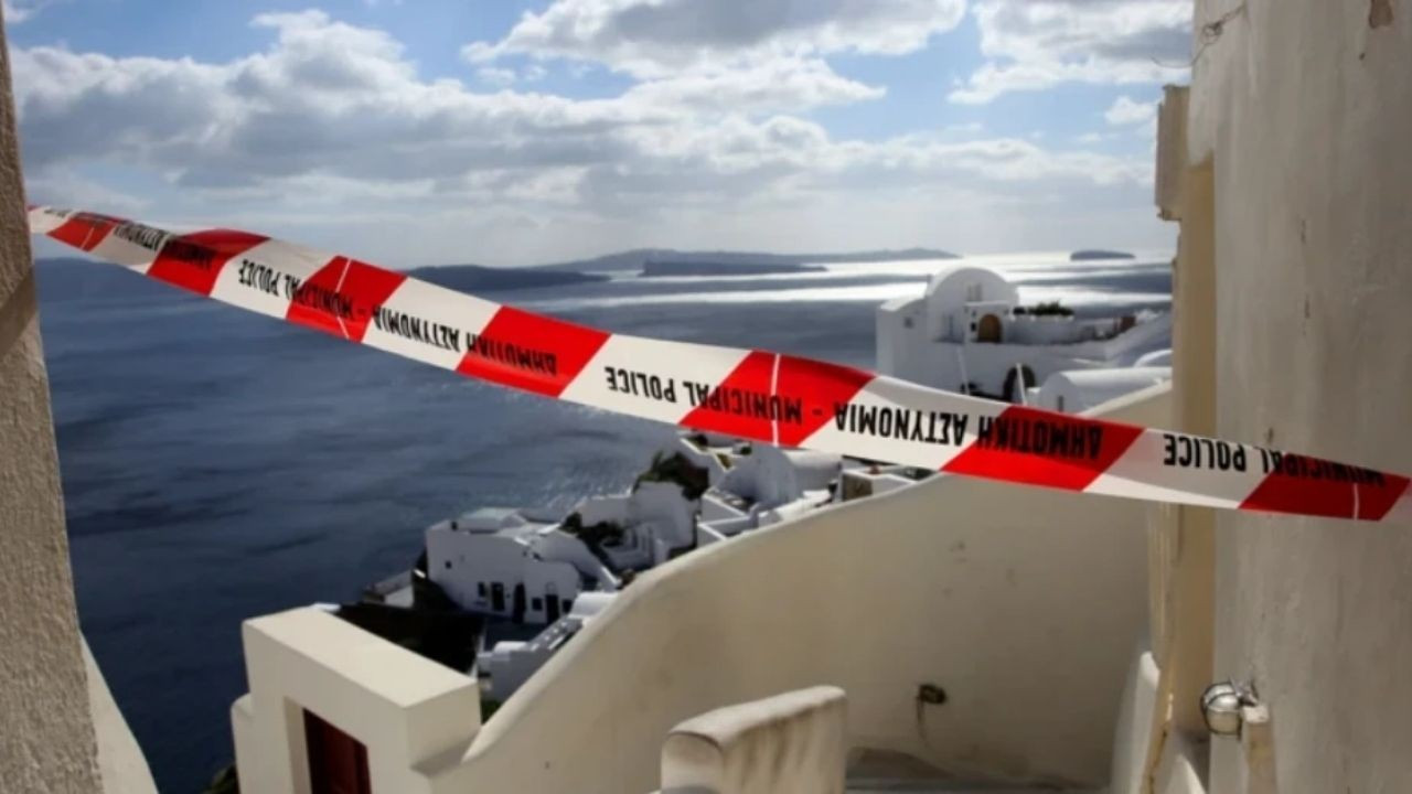 haberfokus's tweet card. Yunanistan’ın turistik adalarından Santorini’de deprem fırtınası ve volkanik hareketlilik devam ediyor. Peş peşe yaşanan 4 ve 5 üzeri büyüklüğündeki sarsıntılar, bölgedeki jeolojik değişimleri gözler...