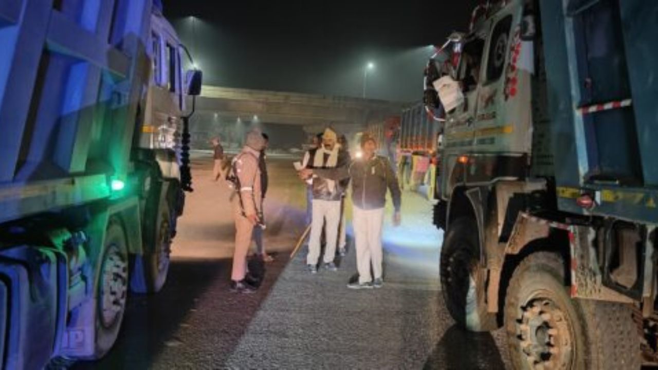 DNHindi's tweet card. फतेहपुर जिले में पुलिस और प्रशासन की संयुक्त टास्कफोर्स ने ओवरलोड खनन वाहनों के खिलाफ बड़ी कार्रवाई की। अभियान के दौरान 70 ट्रकों पर 4.10 लाख रुपये का जुर्माना लगाया गया, जबकि दो ट्रक बिना दस्तावेजों...