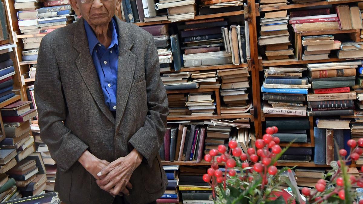 Ram_Guha's tweet card. Bengaluru’s legendary bookseller K.K.S. Murthy, 95, the proprietor of Select Book Shop, passed away on Monday. He was suffering from age-related ailments. 