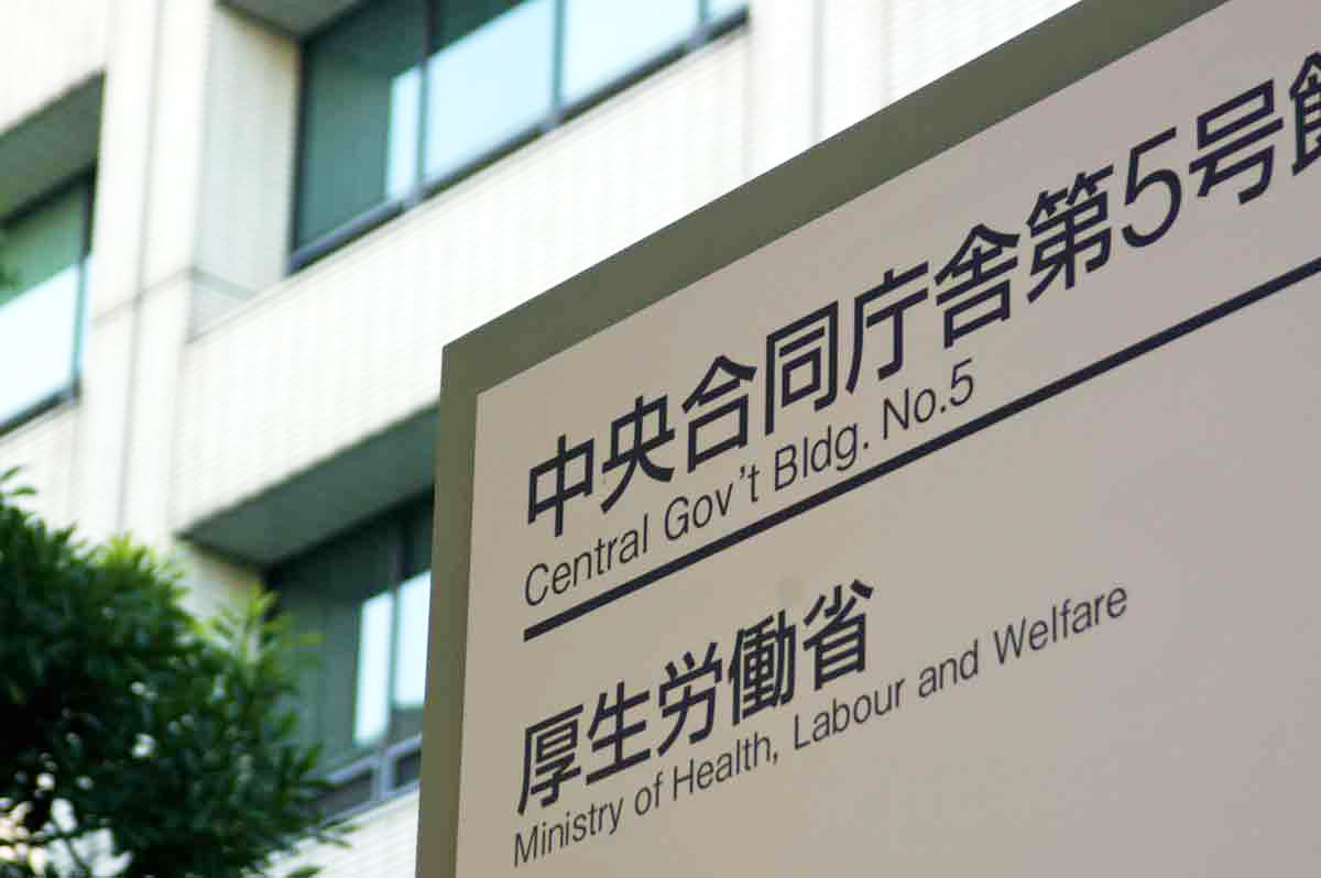 Hayashi21yoko's tweet card. 　厚生労働省は27日、社会保障審議会（厚労相の諮問機関）医療保険部会で、自営業者らが加入する国民健康保険の年間保険料の上限額を2026年度から1万円引き上げる案を示し、了承された。 　引き上げは5