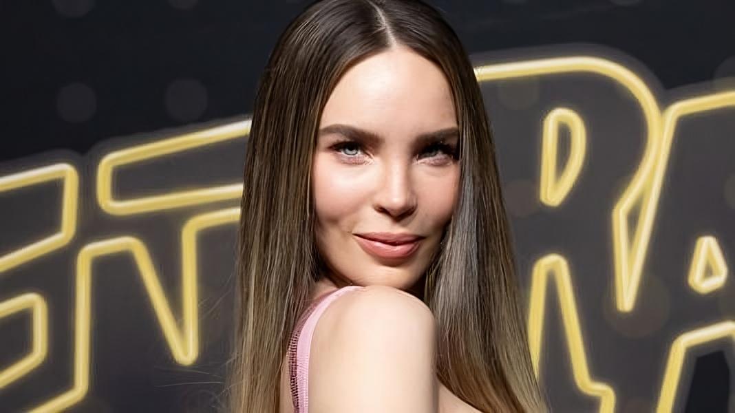 Noticias1activa's tweet card. Belinda revive la tendencia vintage de los 80s y Y2K con looks de archivo de lujo. Descubre sus apuestas con estampados, hombreras y lentejuelas para el verano 2025.