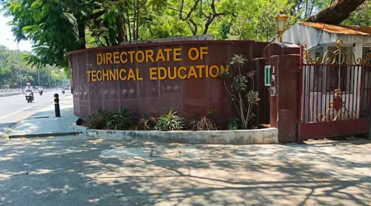 IeTamil's tweet card. தொழில்நுட்பக் கல்வி இயக்ககம் (DOTE), இந்த கல்வி ஆண்டுக்கான பாலிடெக்னிக் மாணவர்களுக்காக, விரிவான வினா வங்கி (Question Bank) ஒன்றை அதன் இணைய தளத்தில் வெளியிட்டுள்ளது.