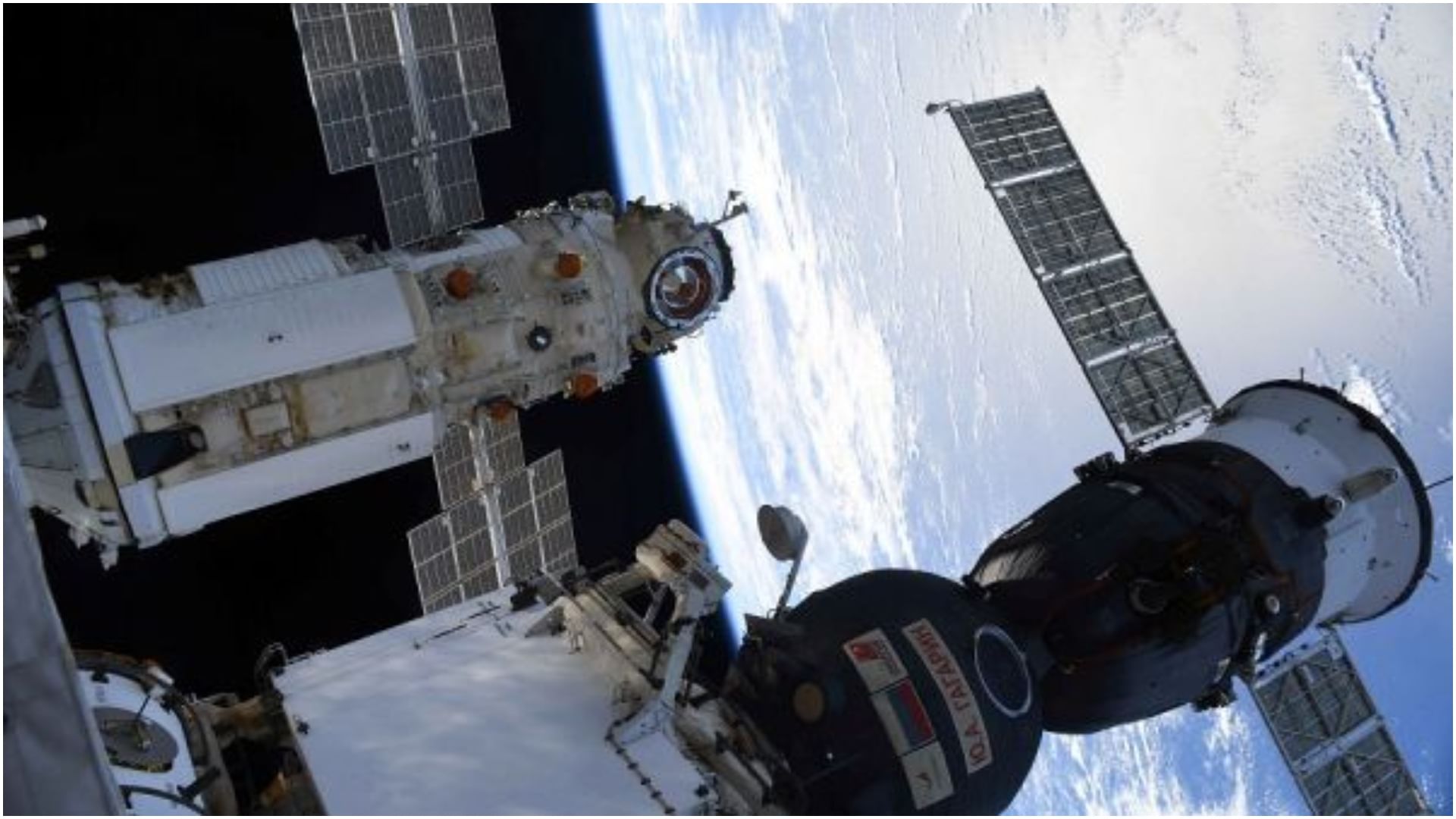 AmarUjalaNews's tweet card. Soyuz Launch: सोयूज रॉकेट से नासा और रूसी अंतरिक्ष यात्रियों की सफल लॉन्चिंग, ISS के लिए तीन सदस्यीय दल रवाना--Soyuz rocket Launch Successful NASA Russian