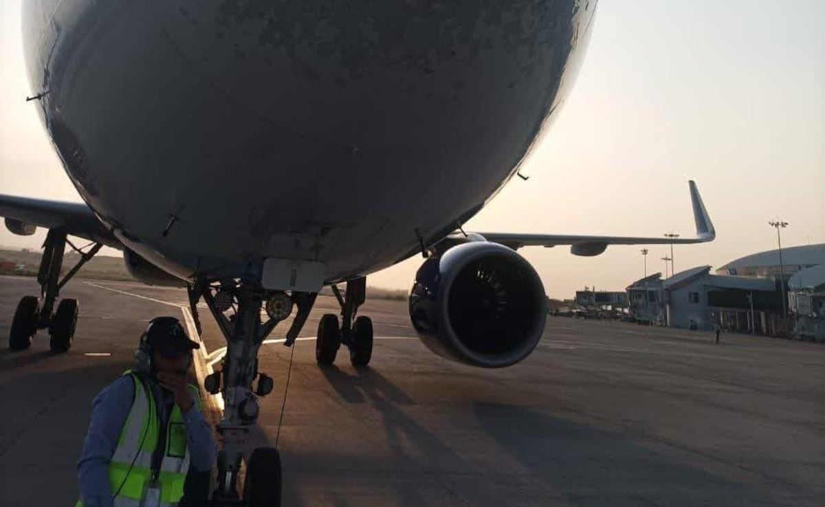 krishvenkatesh's tweet card. We see lightning, clearly visible as it stabs through daylight. Now there is some turbulence, but it progresses rapidly. I realise this is not your regular turbulence. This is severe, the likes I've...