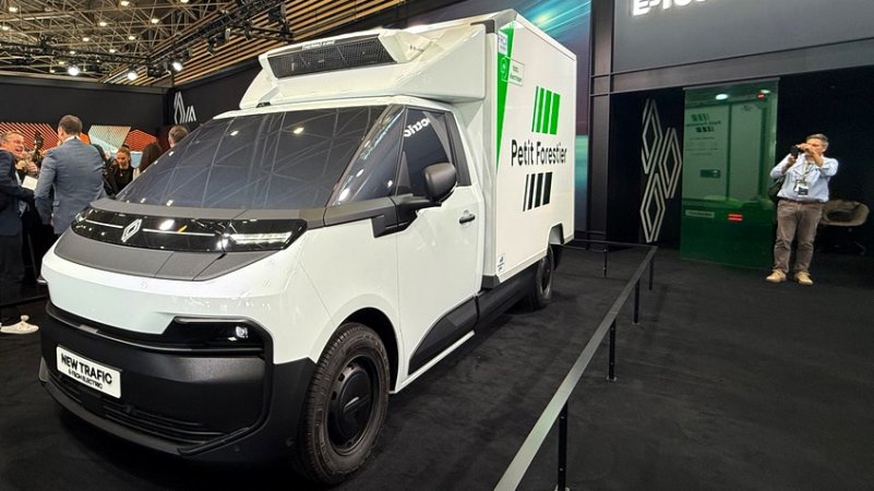 TrasportoEuropa's tweet card. Renault played on home ground at Solutrans in Lyon to officially unveil the new range of Trafic Van E-Tech Electric models, offering a driving range of up to 450 km.