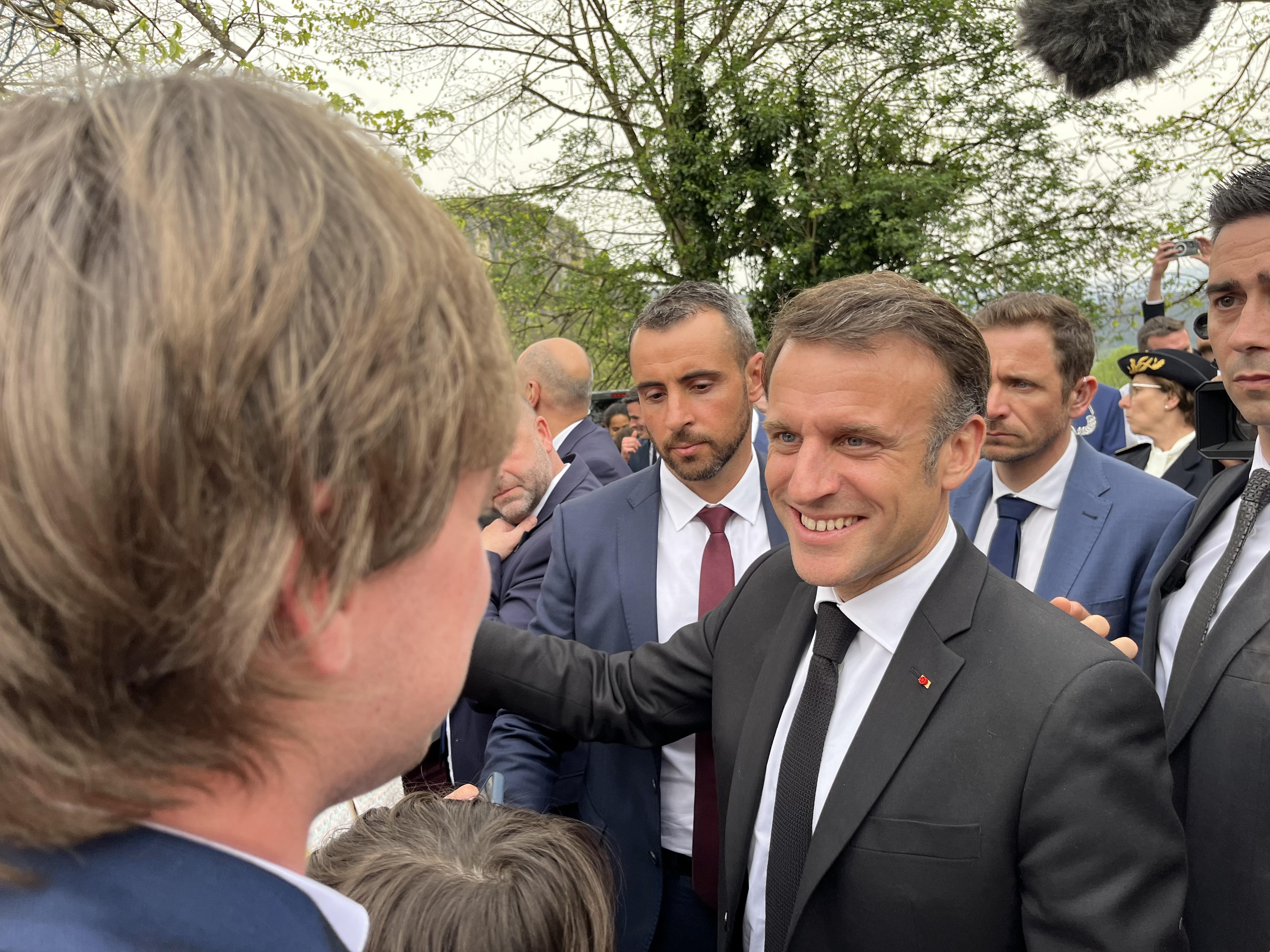 RadioScoopInfos's tweet card. En déplacement en Auvergne-Rhône-Alpes ce jeudi 27 novembre, le président de la République Emmanuel Macron a fait une annonce qui était attendue : l'introduction d'un nouveau service militaire sur la...