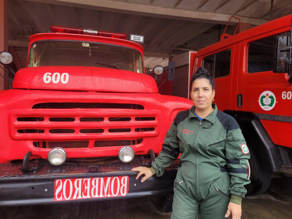 luisa_elena71's tweet card. Para la Mayor Ailyn Vega de Castro, jefa de la Unidad Técnica de Prevención de Incendios en la provincia de Las Tunas, la carrera de bombero no es simplemente una profesión, sino su razón de ser.