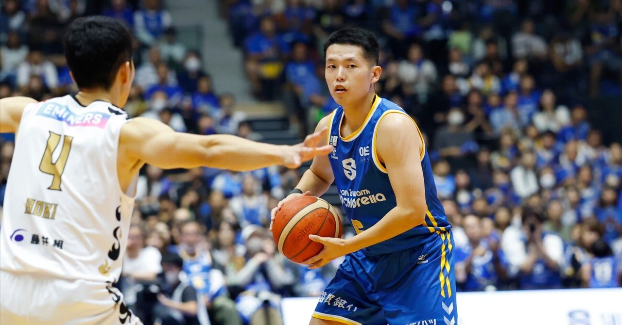 shigalakestars's tweet card. 岡田泰希がもがいている。 昨季は全試合に出場し、日本人選手ではチーム2番目となる平均得点を記録するなど、スリーポイントを武器に、滋賀レイクスの攻撃の要の一人として存在感を放った。 しかし今季は開幕から18試合で2度のDNP、平均プレータイムも昨季の約半分となる9分台に落ち込み、得意の3P成功率は3割を切っている。 これまでにない苦しい序盤戦を送る中、バイウィーク前最後の試合となった横浜BC戦...