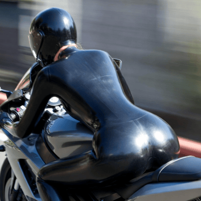 mayo_ablabo831's tweet card. 黒の光沢あるボディスーツを身に纏った美女が、バイクを駆る姿を捉えた写真集。 疾走する背景の中で際立つ「黒」の質感と、マシンと一体化したしなやかな曲線美が、彼女たちのクールでミステリアスな魅力を一層引き立てています。 ※スーツなし版はメンバーシップで！