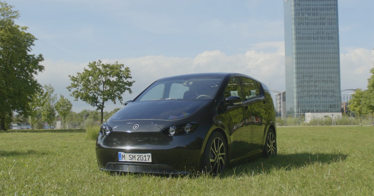 GersTechblog's tweet card. 's Werelds eerste elektrische auto die je niet hoeft op te laden is volgend jaar al te koop. In het koetswerk van de auto zijn 330 zonnecellen geïntegreerd, waarmee hij zichzelf oplaadt en maximaal...