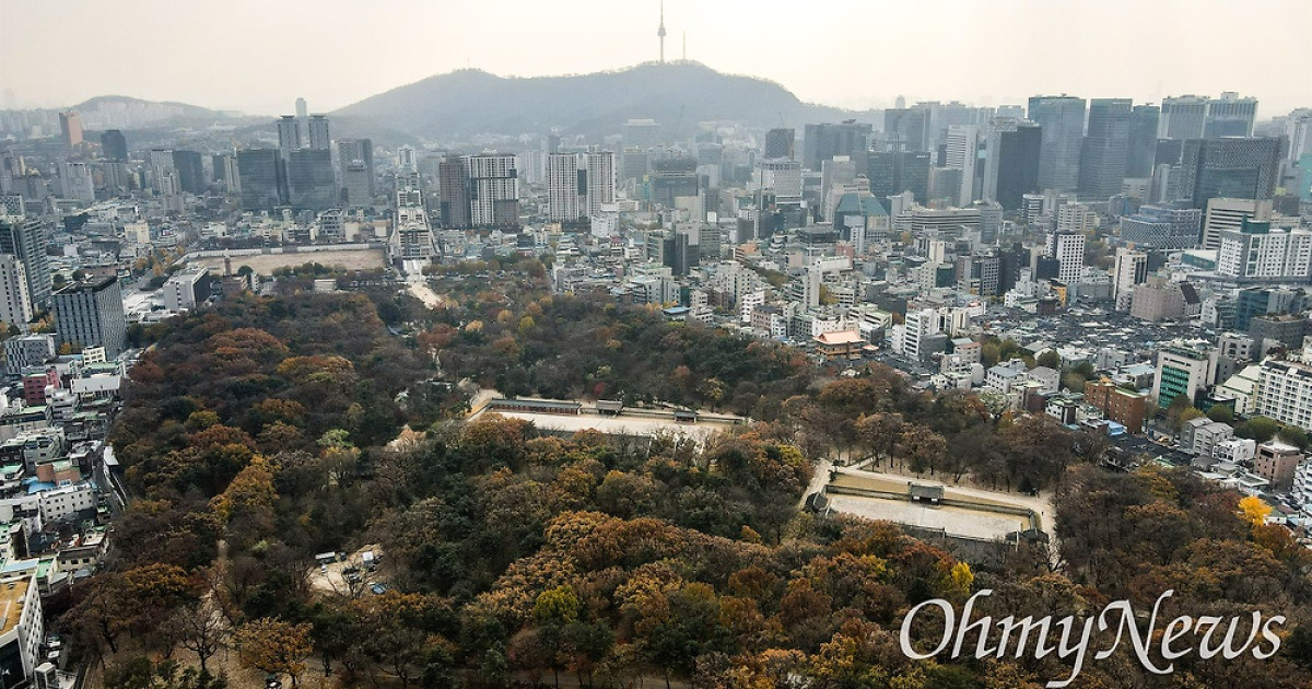 juno3355's tweet card. [이경태 기자] ▲  서울 종로구 종묘. 아래부터 영녕전, 정전. 종묘앞으로 세운4구역 재개발 현장(공터)와 세운상가의 모습이 보인다.ⓒ 권우성오세훈 서울시장의 종묘 앞 초고층 재개발은 여론의 환영을 받지 못했다. 27일 발표된 전국지표조사(NBS) 11월 4주차 조사결과다. 엠브레인퍼블릭·케이스탯리서치·코리아리서치·한국리서치가 지난 24~26일 전국 만