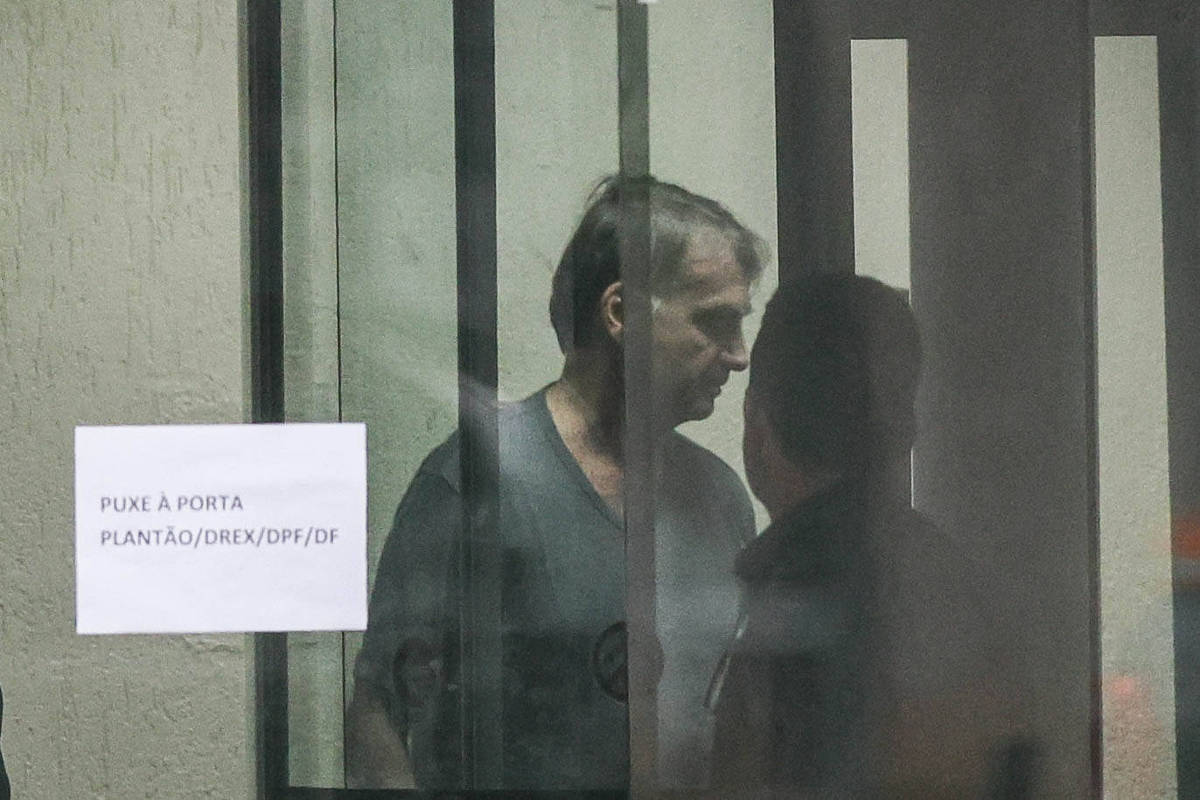 folha's tweet card. Graças a Bolsonaro, morreu todo o trabalho de décadas que PSDB e PFL fizeram para livrar a direita da associação com a ditadura militar