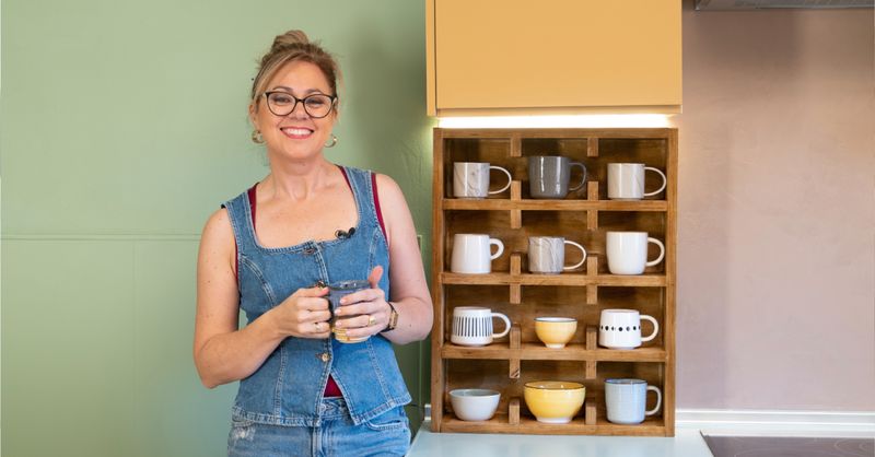 bricomaniatv's tweet card. Aprende cómo hacer un estante de madera para tu rincón del café con este sencillo proyecto de bricolaje. Paso a paso, te mostramos cómo cortar, montar y barniza