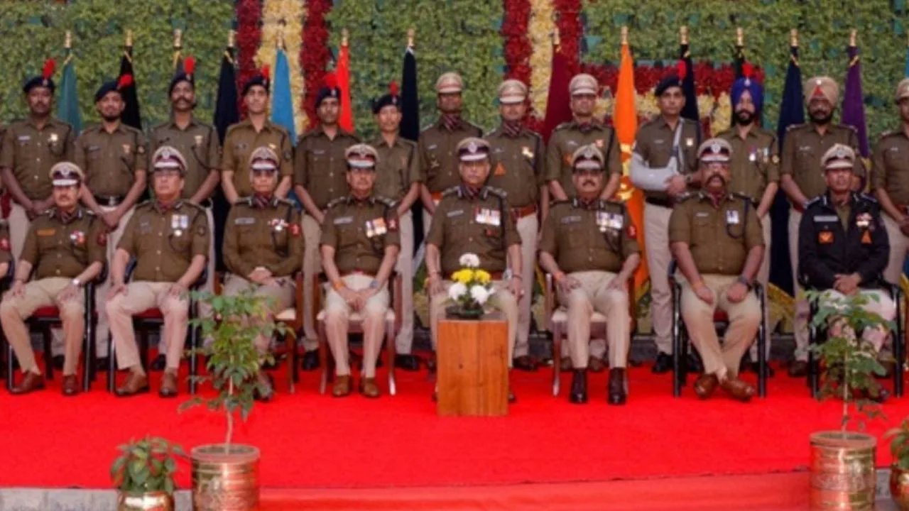 ReportBharat's tweet card. CISF की वीरता को सलाम: CISF की वीरता को सलाम: पहलगाम में 22 अप्रैल, 2025 को एक आतंकवादी हमला हुआ था, इस बर्बर आतंकी हमले के परिणामस्वरूप 26 लोगों की जान चली गई।