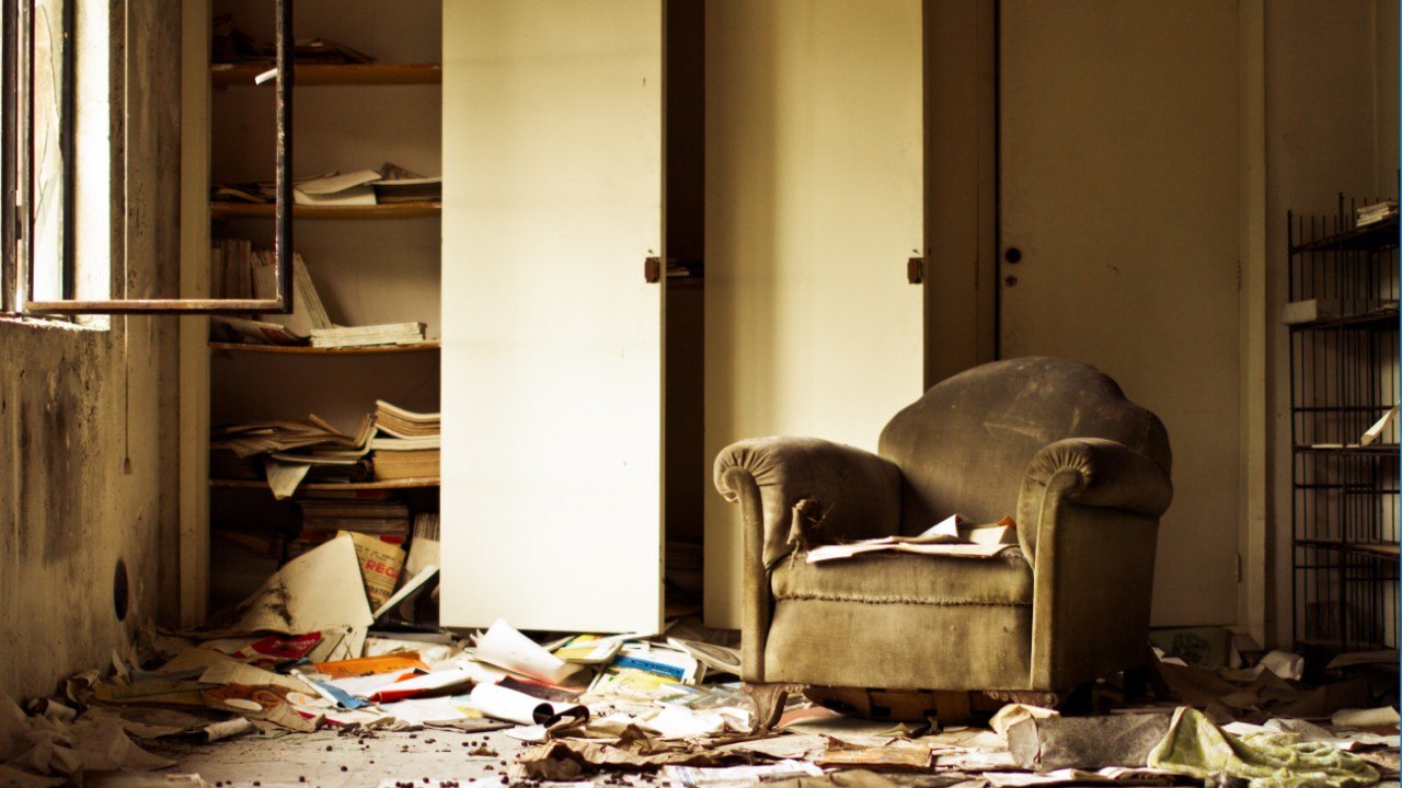 SMH_Savinghomes's tweet card. It's important to maintain your rental even when you don't have tenants—unless you want to find an armed squatter in the closet.