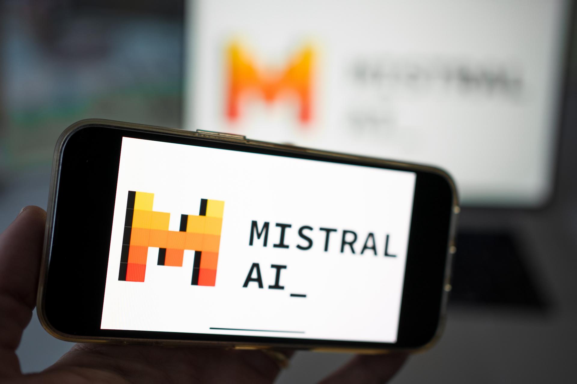 Methode_Pi_r_a2's tweet card. Arthur Mensch, l’homme qui veut détrôner OpenAI ? Sous les feux des projecteurs du Sommet mondial de l’IA, le patron de Mistral AI fait sensation : encensé par le président Emmanuel Macron, propuls...