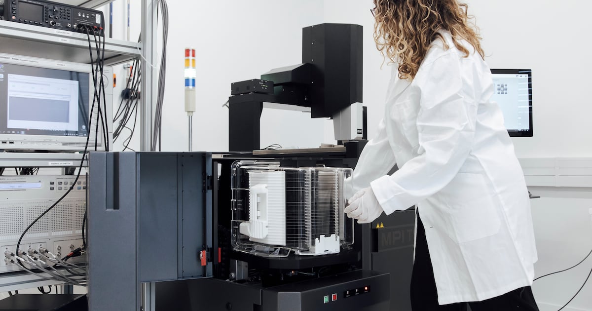 Methode_Pi_r_a2's tweet card. Quobly s’équipe. La start-up grenobloise a inauguré, mercredi 5 février, de nouveaux locaux qui vont lui permettre de décupler les capacités de test et de caractérisation de ses puces pour le calcul...