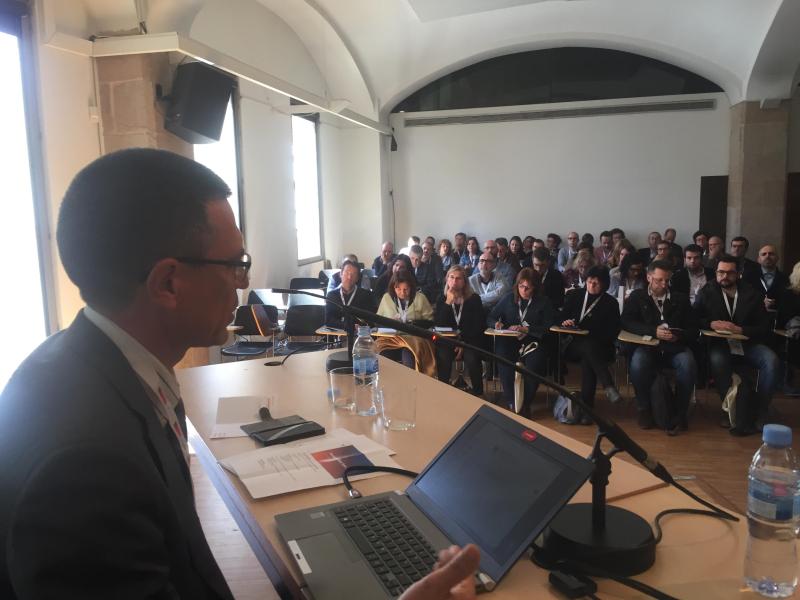 EliasGargallo's tweet card. En el estrado con Pere Galindo del #AjuntamentdeSantJust presentando su #oraclebot para pedir cita previa. Un lujo! La sala se ha llenado! #GovernDigital ORACLE ESPAÑA avanttic Consultoría Tecnológ...