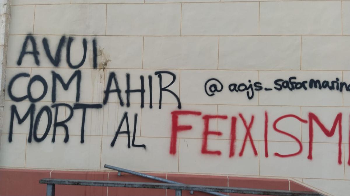 OJS_ccentrals's tweet card. Un colectivo juvenil critica el acto religioso con un mensaje escrito en la fachada de la iglesia