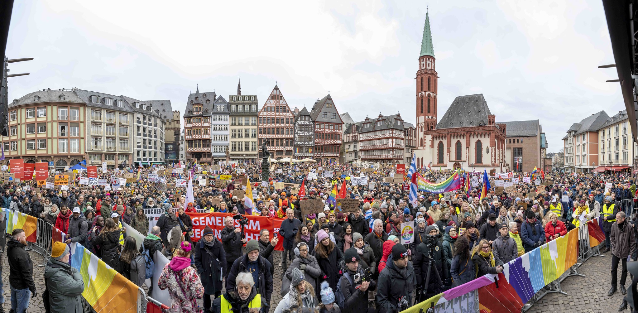 NewsFlush99's tweet card. Eine Koalition aus Politiker*innen, Medien und Konzernlobbyisten setzt die Zivilgesellschaft unter Druck. Unsere neue Studie zeigt, wer dahinter steckt.