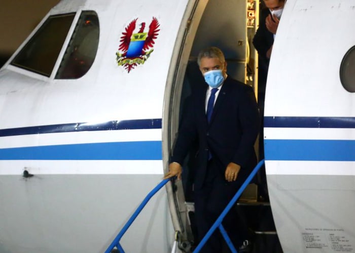 Las2Orillas's tweet card. La diplomacia ideológica, errática, y arrodillada ubica a Duque como uno de los mandatarios más impopulares del mundo. Para la muestra los viajes a Madrid y EE. UU.