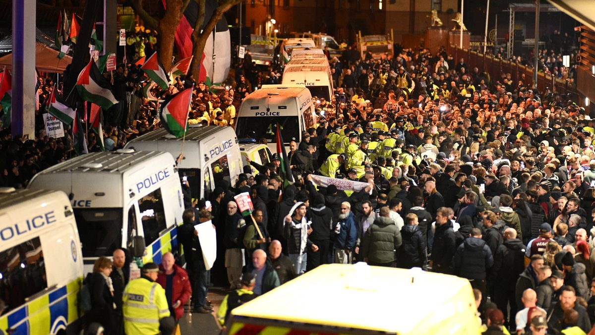 JewishChron's tweet card. Femke Halsema rejects key claims attributed to Dutch authorities by West Midlands Police about what happened during the Maccabi-Ajax match