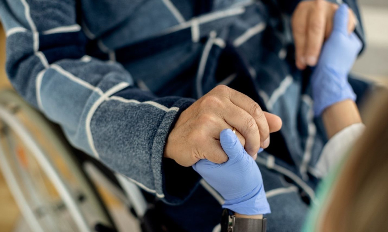 onmedgr's tweet card. Γράφει ο Ευάγγελος Μαναός , Φυσίατρος, Διευθυντής Τμήματος Φυσικής & Ιατρικής Αποκατάστασης, ΥΓΕΙΑ