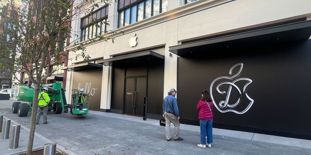 PositiveEnergyB's tweet card. Downtown Detroit Apple store to open next week