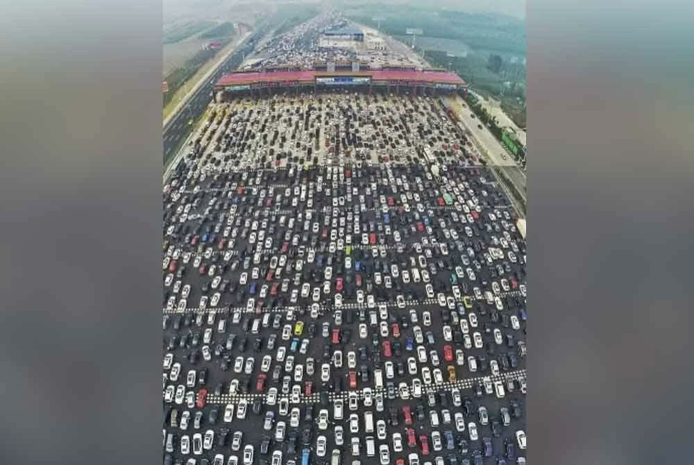 SinarOnline's tweet card. BEIJING –Bayangkan jika anda terkandas dalam kesesakan jalan raya selama hampir dua minggu, tanpa makanan, air atau jalan keluar. Itulah yang dialami...