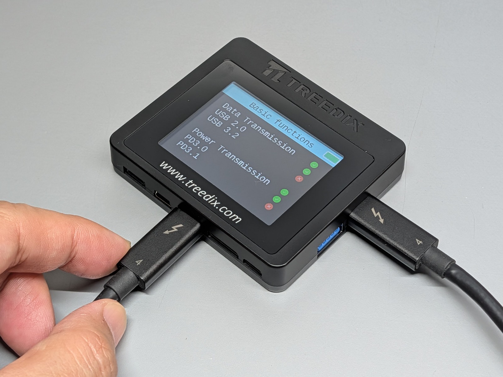 OCGOT1616's tweet card. 　USBケーブルを差し込むだけで詳細なスペックを教えてくれるケーブルチェッカーは、見た目では分からないUSBケーブルの素性を知るのに重宝するアイテムだ。こうしたアイテムを家庭に常備しなくてはいけない時点で、規格としてどこかおかしい気はするが、ともあれ機会があれば手に入れておくに越したことはないのが現状だ。