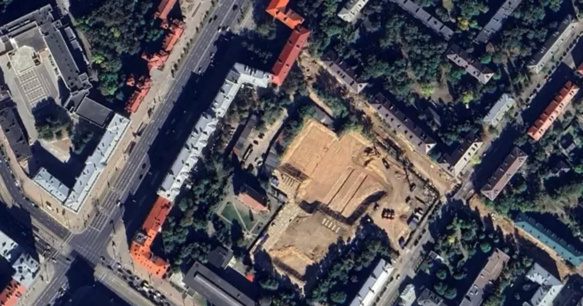 svaboda's tweet card. Сэрвіс Google Earth Pro абнавіў спадарожнікавыя здымкі беларускай сталіцы. На сьвежых кадрах можна ў дэталях разгледзець маштабы будаўніцтва на Залатагорскіх могілках, заўважыла «Наша Ніва».