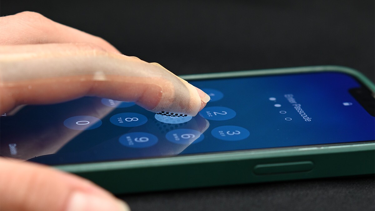 InfotecaUAdeC's tweet card. Engineers from Northwestern University have developed a flexible device you can wear on your fingertip like a Band-Aid to feel the sensation of interacting with textured and patterned surfaces on a...