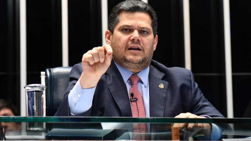 Poder360's tweet card. Segundo o presidente da Casa Alta, houve “omissão grave e sem precedentes” do Executivo por não enviar a mensagem de indicação ao STF. Leia no Poder360.