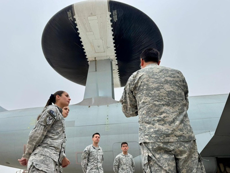Infodefensa's tweet card. Una delegación de subalféreces del escalafón Telecomunicaciones e Informática de la Escuela de Aviación Capitán Manuel Ávalos Prado efectuó una visita a la base aérea Pudahuel para conocer l ...