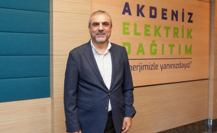 enerjigunlugu's tweet card. Elder Genel Sekreteri Fakir Hüseyin Erdoğan, 2026 yılında başlayacak beşinci uygulama döneminde elektrik dağıtım yatırımlarının, önceki föneme kıyasla yüzde 70 oranında artış gösterebileceğini...