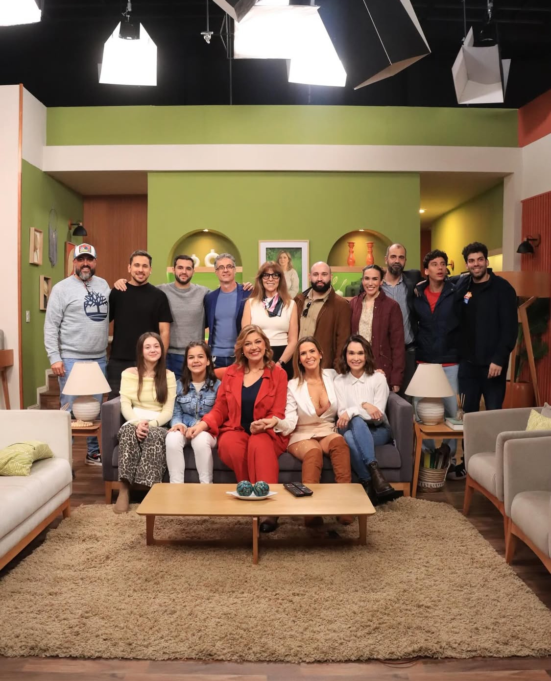 estrella2py's tweet card. La ficción nacional regresa a las pantallas con una propuesta fresca y atrapante. “Solo Por Unos Días”, producción de Telefuturo, Hei Films y Maneglia-Schémbori, ya tiene fecha confirmada: el estreno...