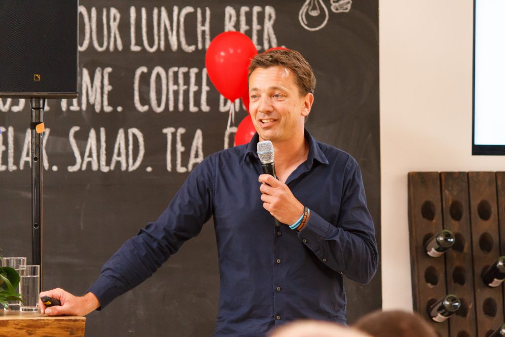 Web_Designer's tweet card. Digitaal bureau Redkiwi voert een rebranding door om zijn nieuwe positionering duidelijk naar voren te brengen.