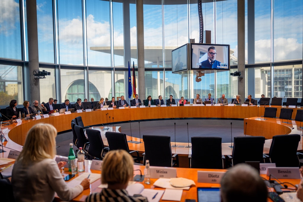 martinruecker's tweet card. Zensur- und Fälschungsvorwürfe: Bei der Pandemie-Aufarbeitung eskaliert der Streit um die Geschäftsordnung des Bundestagsgremiums.