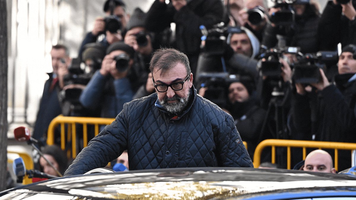 La_SER's tweet card. El juez instructor del Supremo ha dictado prisión provisional, comunicada y sin fianza para el que fuera secretario de Organización del PSOE y para Koldo García al apreciar riesgo "extremo" de fuga