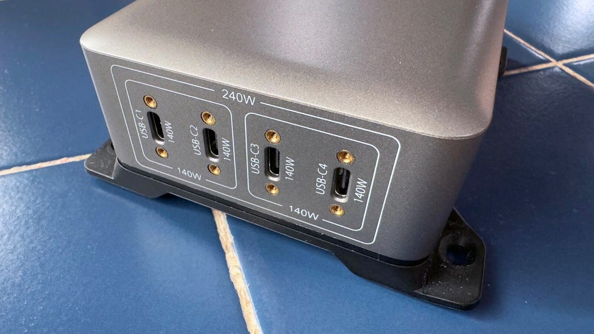 STARTECHdotCOM's tweet card. This industrial-grade charger from StarTech delivers massive power and can be locked down to prevent it from being stolen.