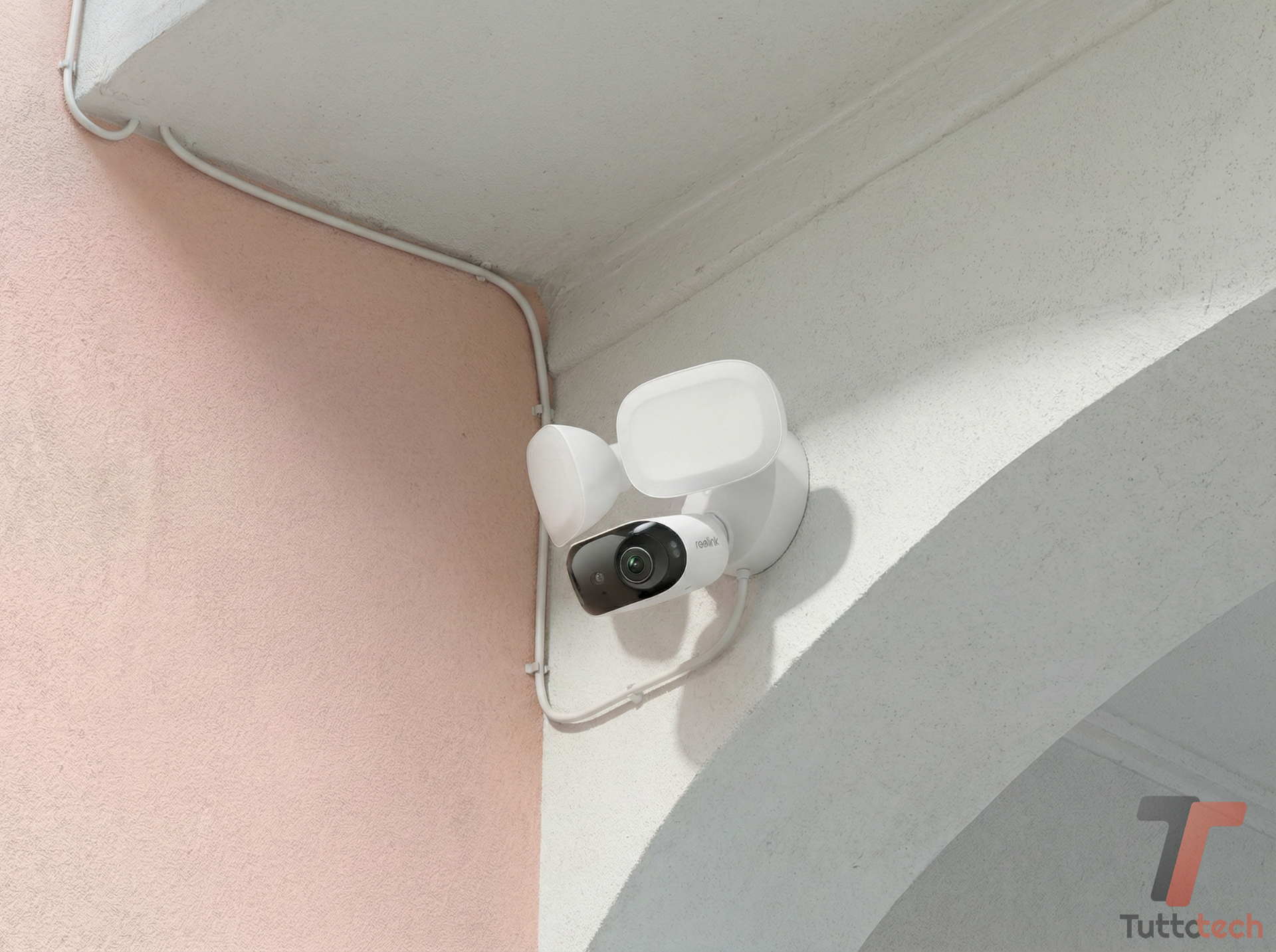 TuttoTechNet's tweet card. Una telecamera di sicurezza con due fari a LED potenti, visione a 180 gradi e WiFi: ecco la Reolink Elite Floodlight WiFi