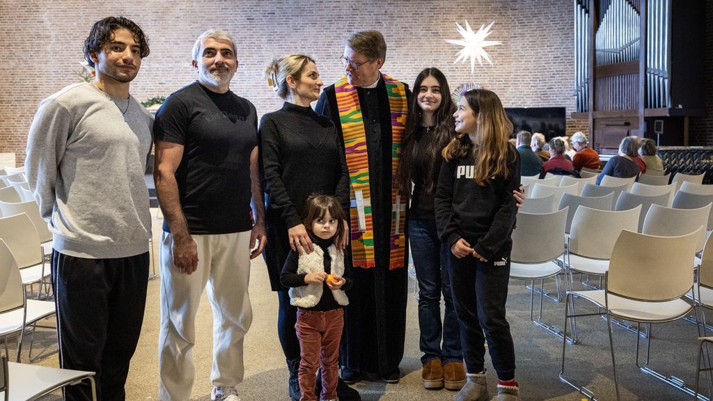 IOS_SRC's tweet card. Met hulp van 2000 vrijwilligers beschermt de protestantse gemeente in Kampen het Oezbeekse gezin tegen uitzetting. Voorgangers wisselen elkaar af om de twee uur.