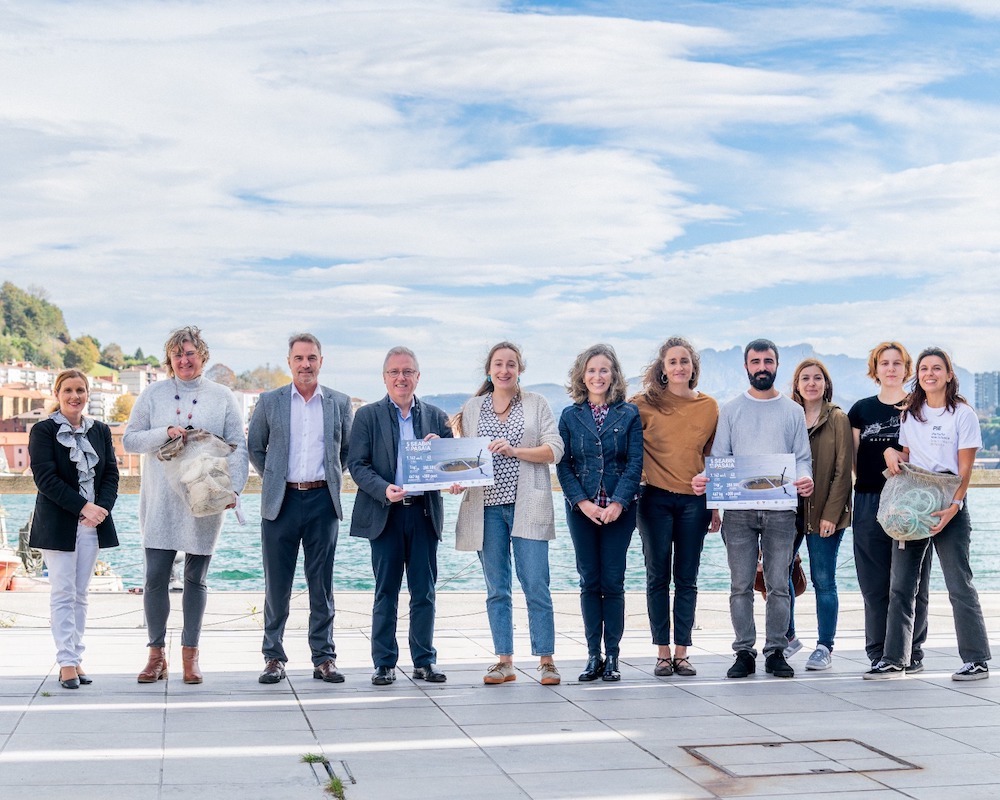 pasaiahitza's tweet card. 2020ko irailean instalatu zenetik, gailu horrek 7 milioi litro ur iragazi eta 466,5 kilo itsas hondakin flotatzaile jaso ditu, kilo bat batez beste egunean.