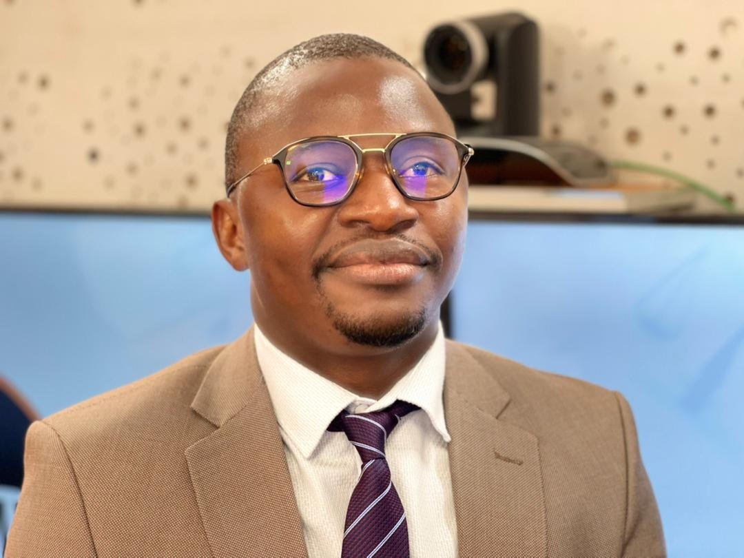 DigitalBusiness's tweet card. Le colloque explore comment l’IA peut améliorer la documentation des violations humanitaires tout en restant éthique.