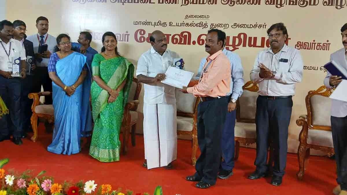 nakkheeranweb's tweet card. தமிழகத்தின் முதல் ஹைடெக் அரசு பாலிடெக்னிக் முதல்வருக்கு "நல் ஆசான்" விருது!