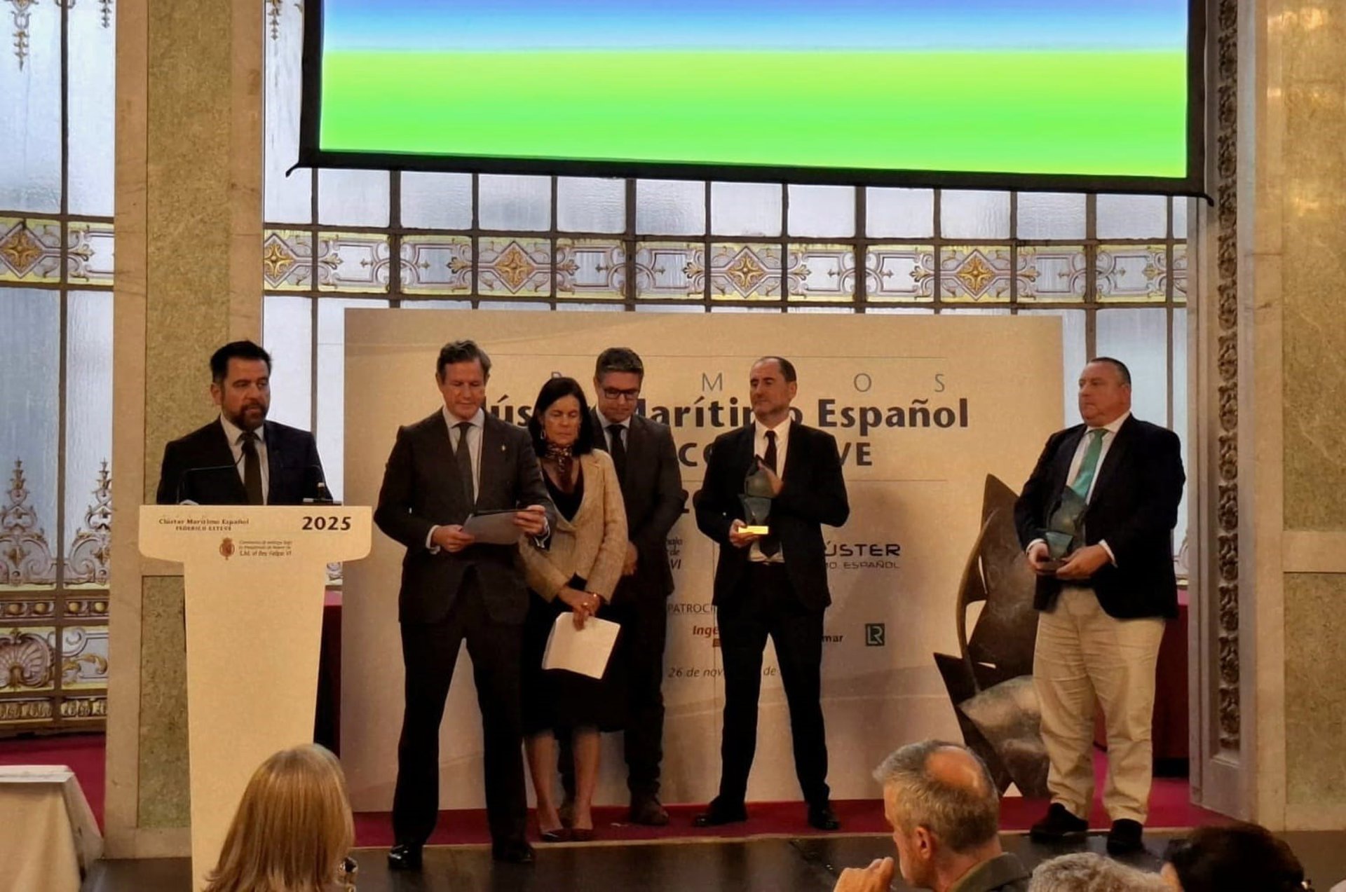 Cadiznoticias's tweet card. La Zona Franca de Cádiz y Navalia reciben el Premio Federico Esteve del Clúster Marítimo Español por el Blue Zone Forum, destacado por su impacto en la competitividad y la Economía Azul.