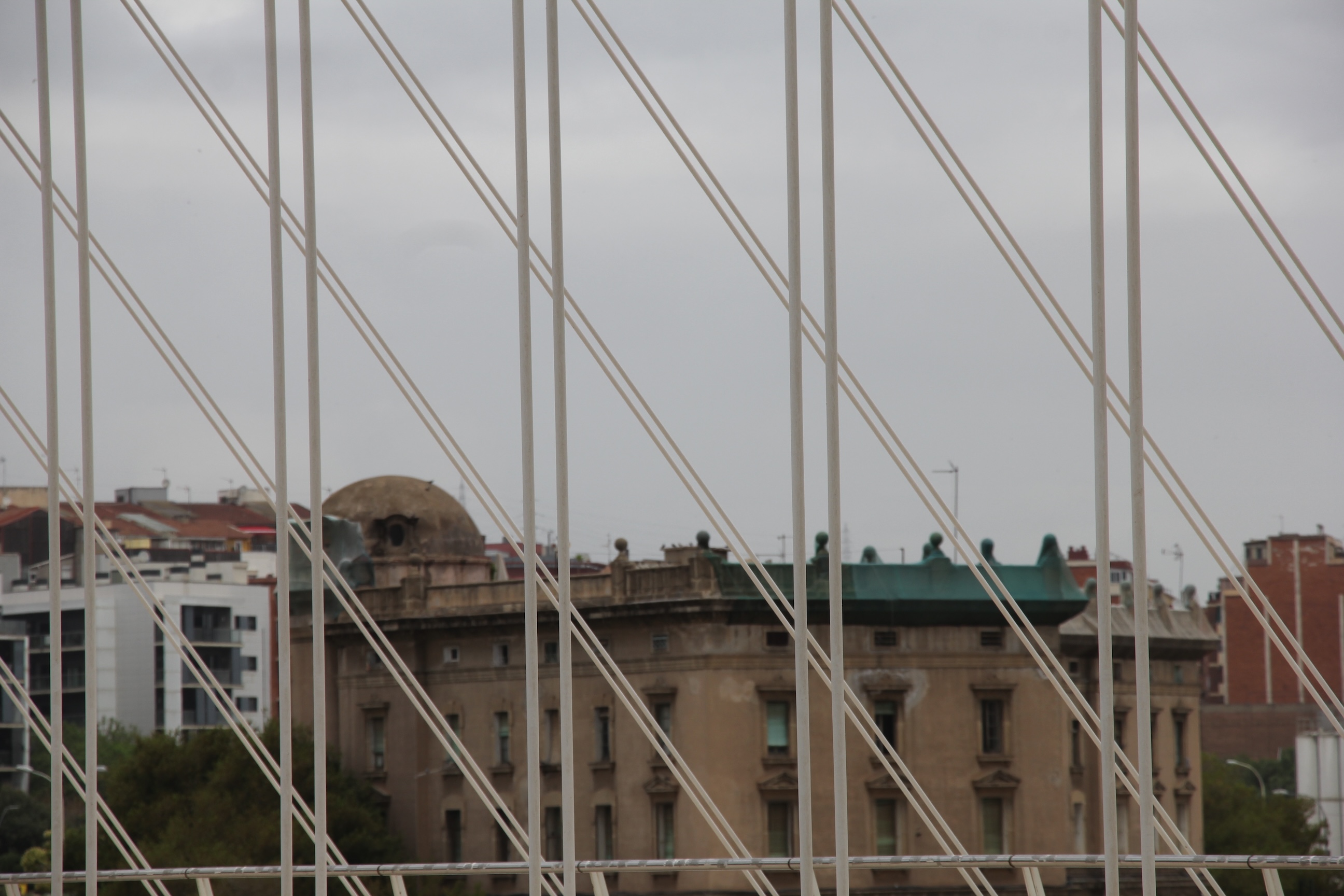 CatalunyaPlural's tweet card. Además de no ofrecerle solución, las administraciones le informan en un párrafo decisivo de que todos los campamentos de la zona, de puente a puente y tiro porque me toca la corriente, se desmantel...